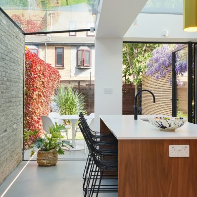 03_contemporary-kitchen-island-design-interior brick-wall-garden-view