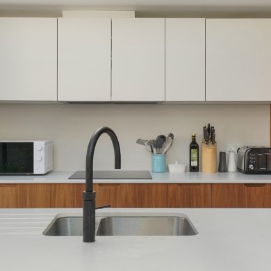 09_minimalist-kitchen-sink-countertop-oak-joinery-black taps-details